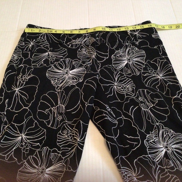 Cache Bermuda Black White Flowers Shorts - Picture 3 of 10